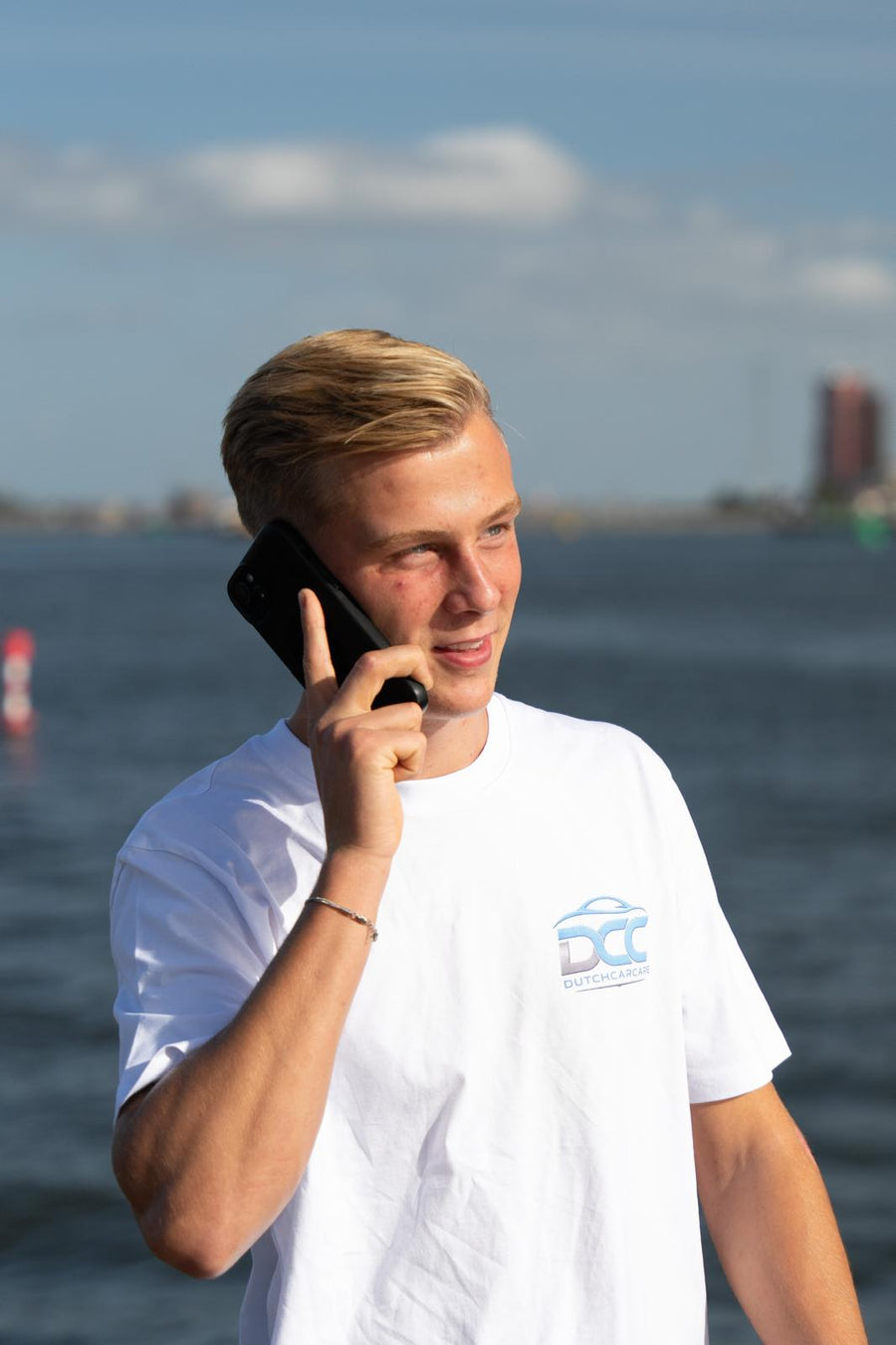 Eigenaar van Dutch Car Care aan de telefoon