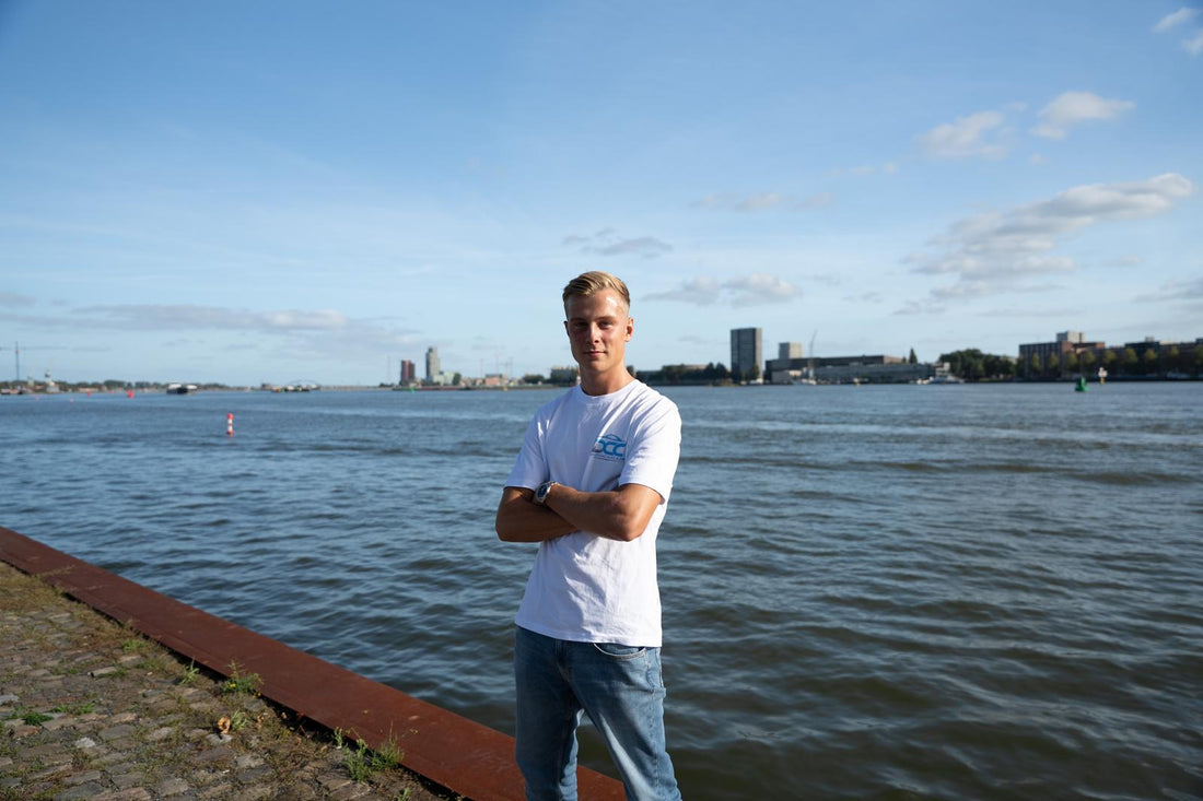Eigenaar van Dutch Car Care aan het water