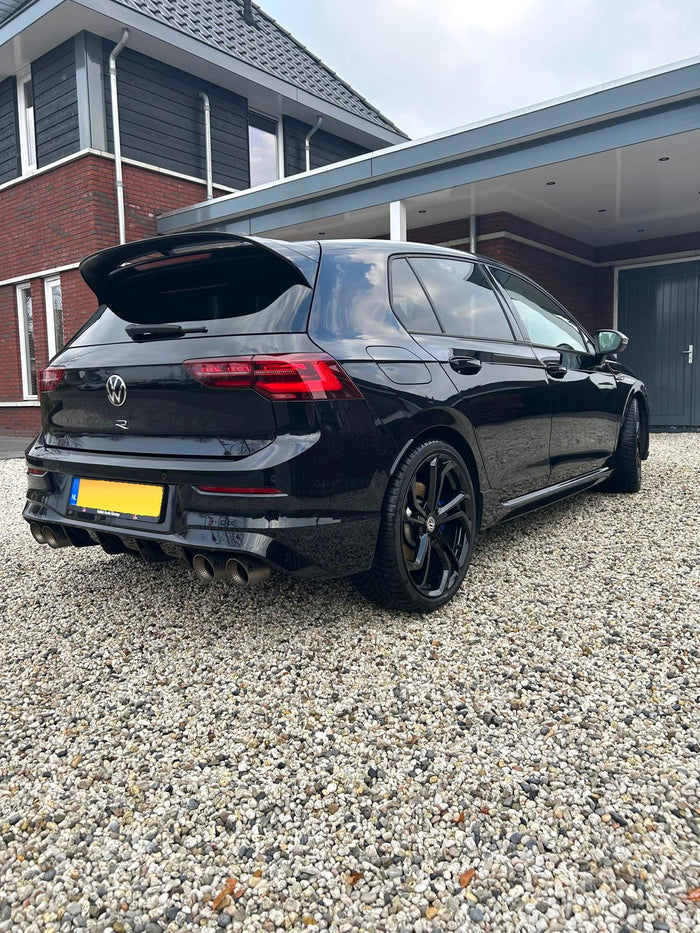 Zwarte VW Golf R na behandeling