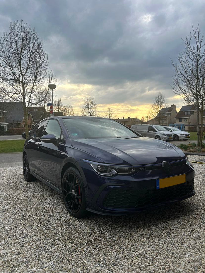 Blauwe VW Golf GTE na behandeling