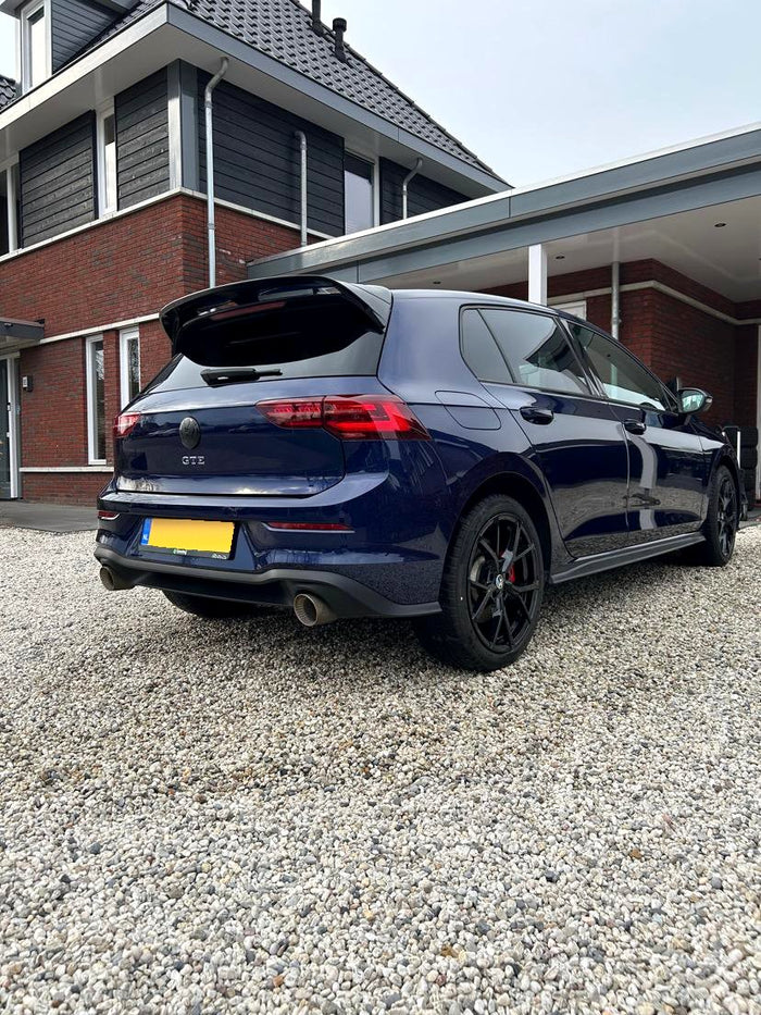 Blauwe VW Golf GTE, achterkant