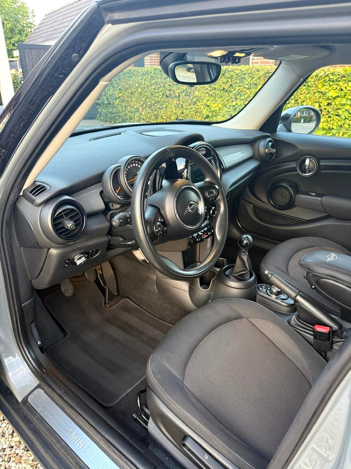Interieur Mini met gestofzuigde vloermatten