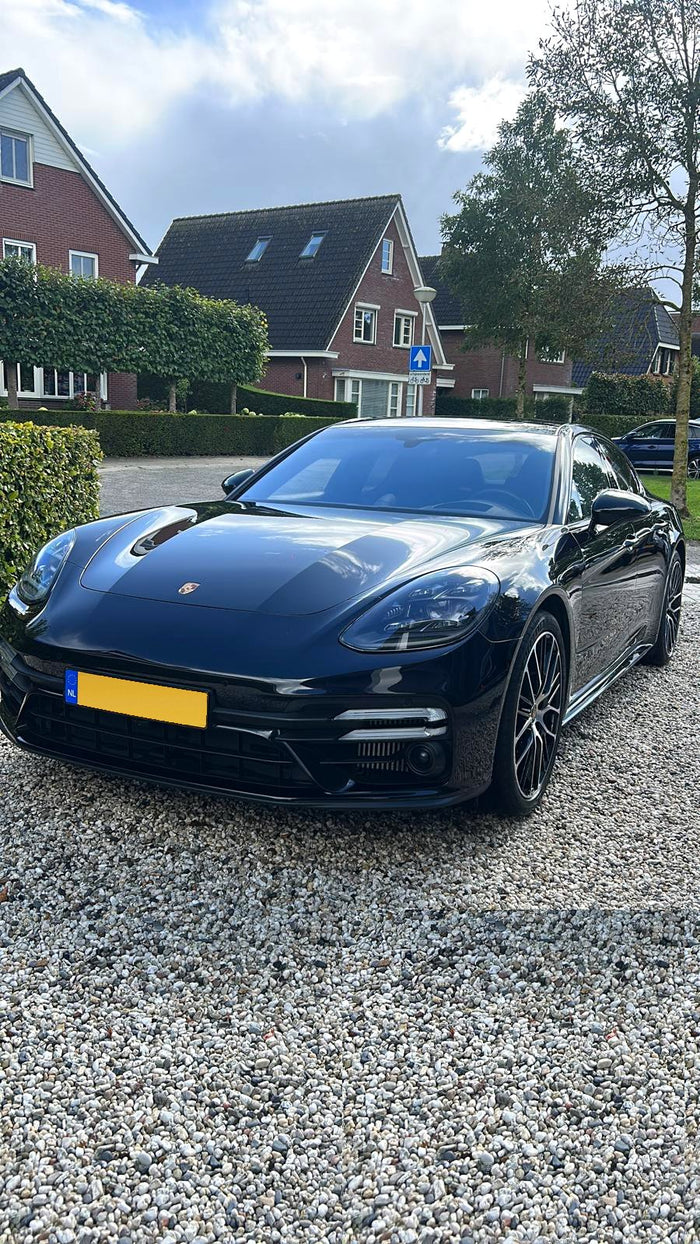 Zwarte Porsche Panamera na behandeling