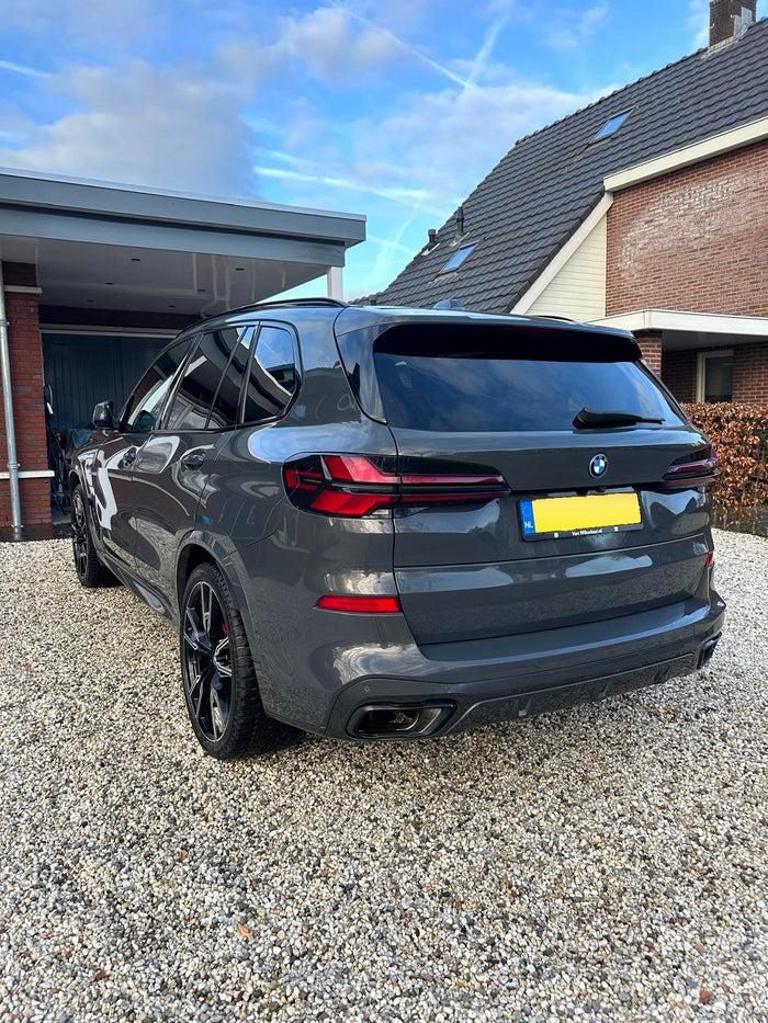 Grijze BMW X5, achterkant