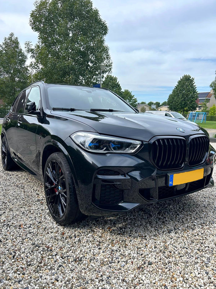Zwarte BMW X5 na behandeling