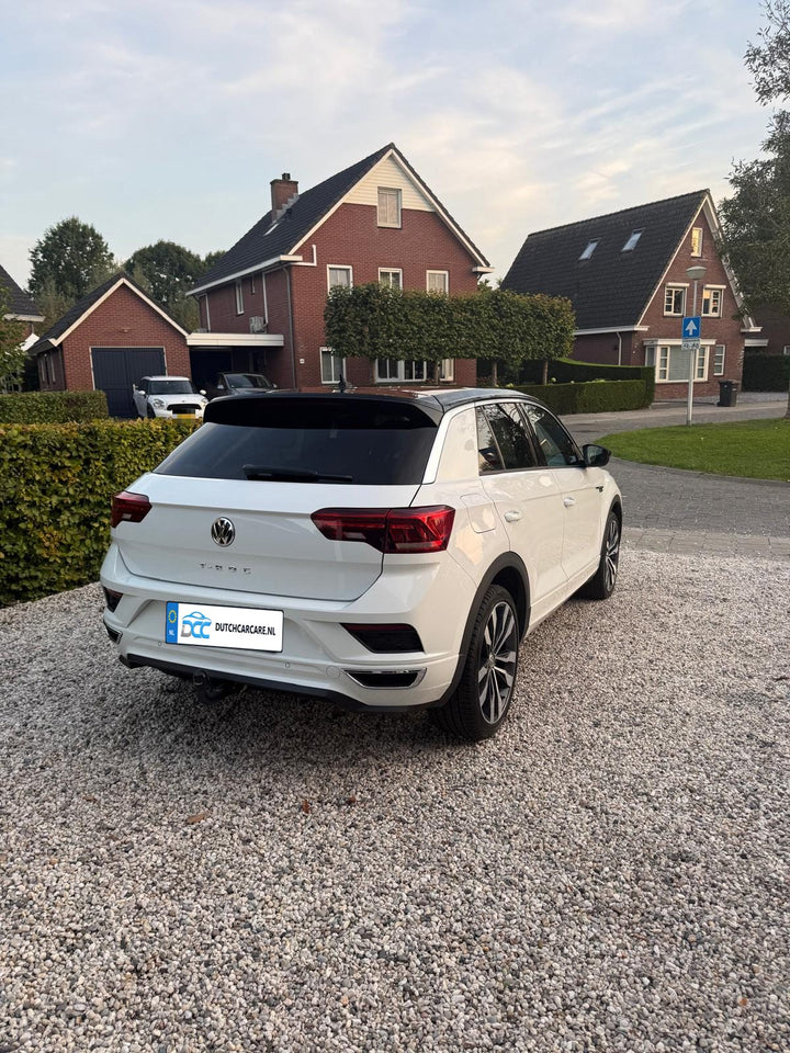 Witte VW T-Roc R-Line, achterkant