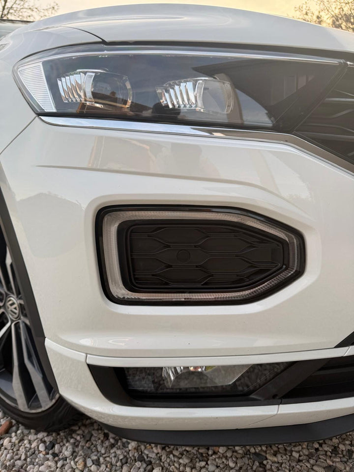 Detail van koplamp en bumper van de VW T-Roc