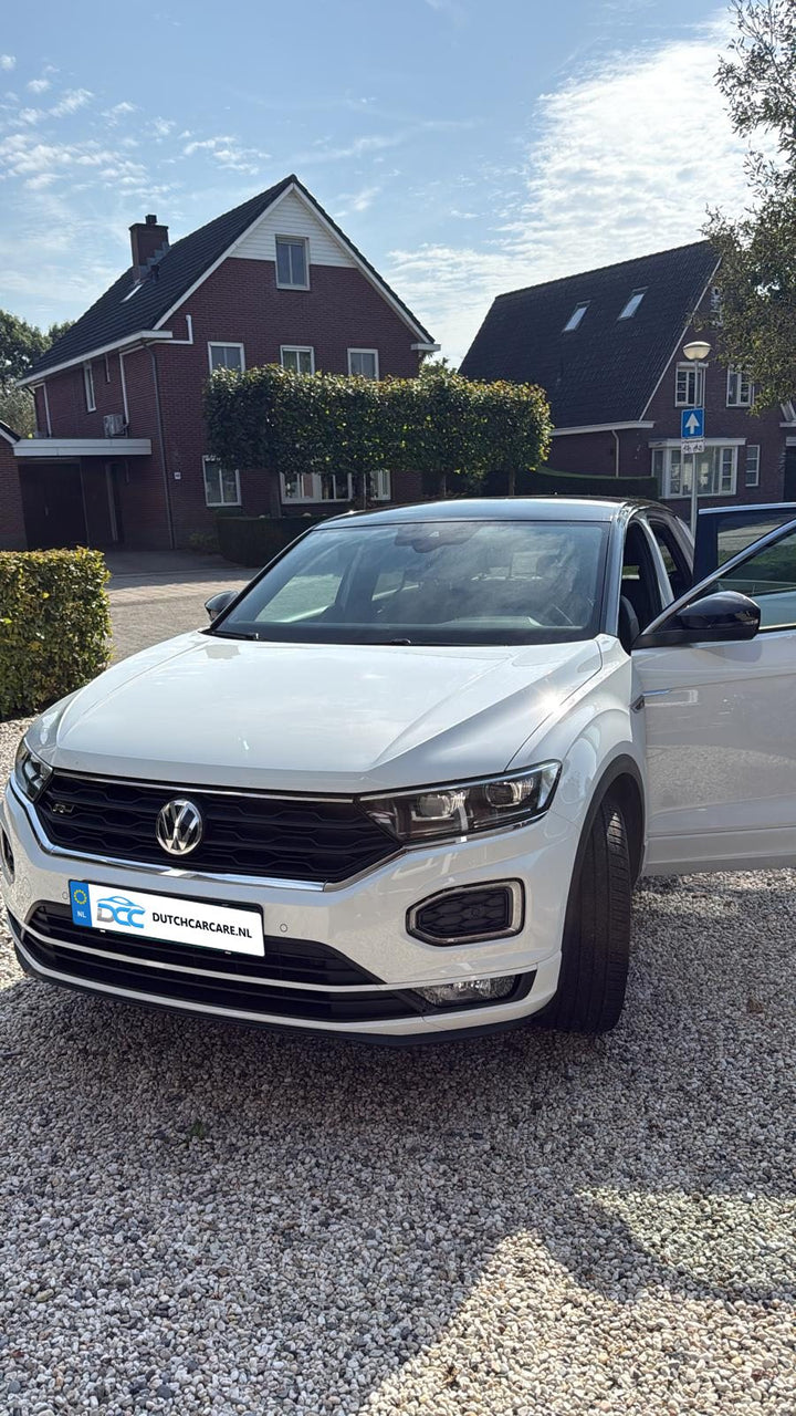 Witte VW T-Roc R-Line schuin van voren